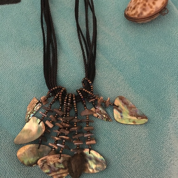 Chico's Jewelry - NWT⭐️⭐️⭐️Fun Chicos abalone shell necklace